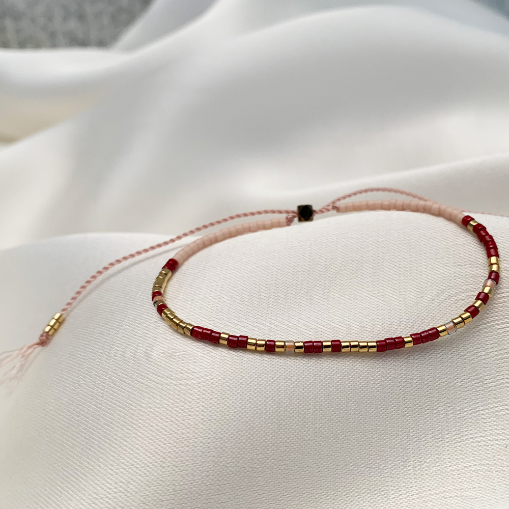 Morse code armbandje Amazing - cranberry - satijn achtergrond